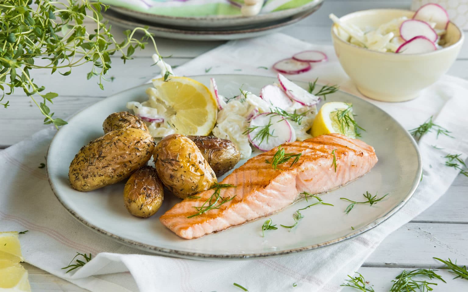 Grillet Laks Med Reddik Og Fenikkelsalat Melange