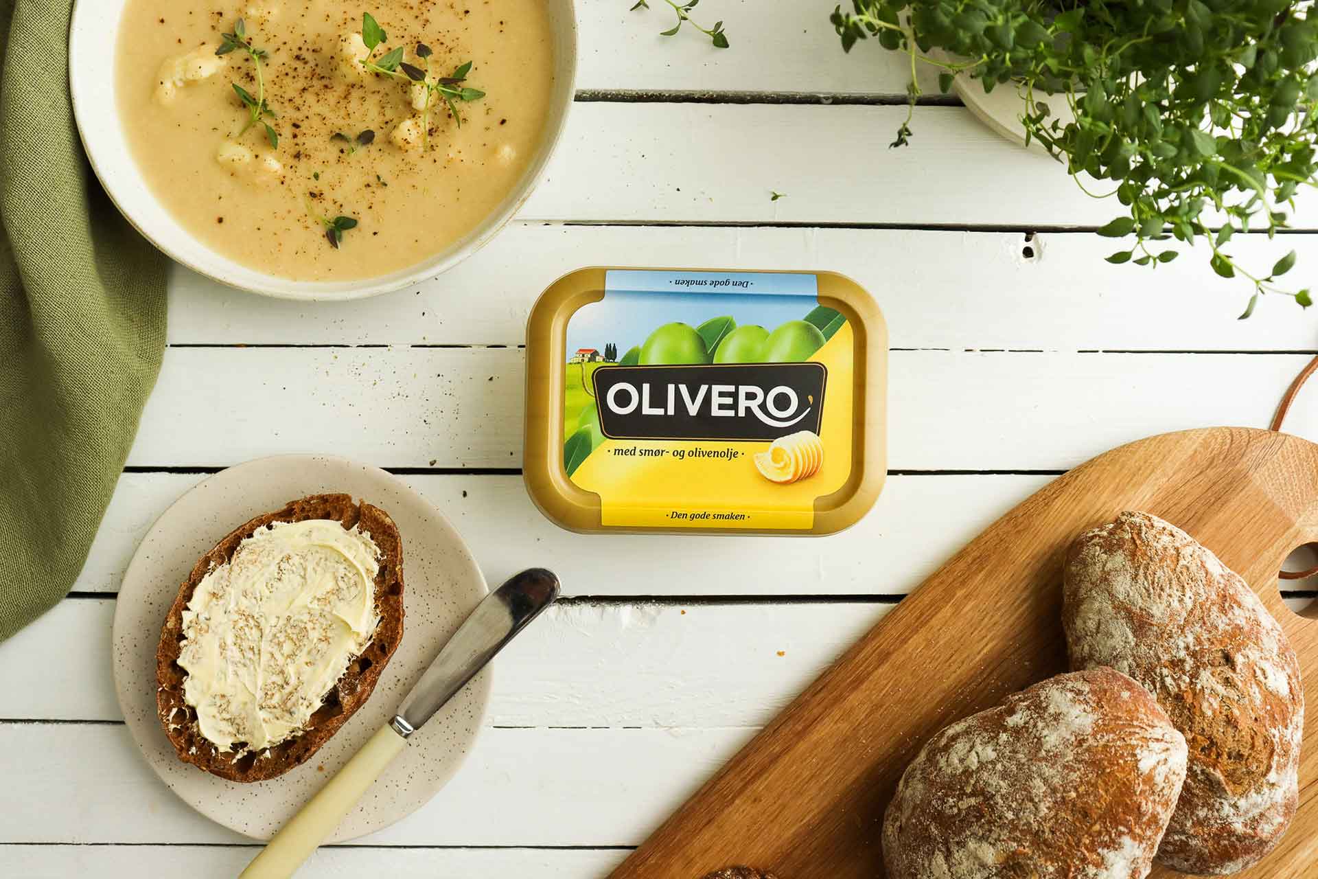 olivero på bord med brød og suppe