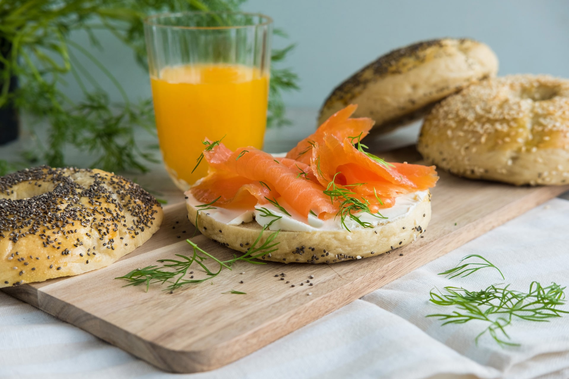 Hjemmelagde bagels med laks. Foto.