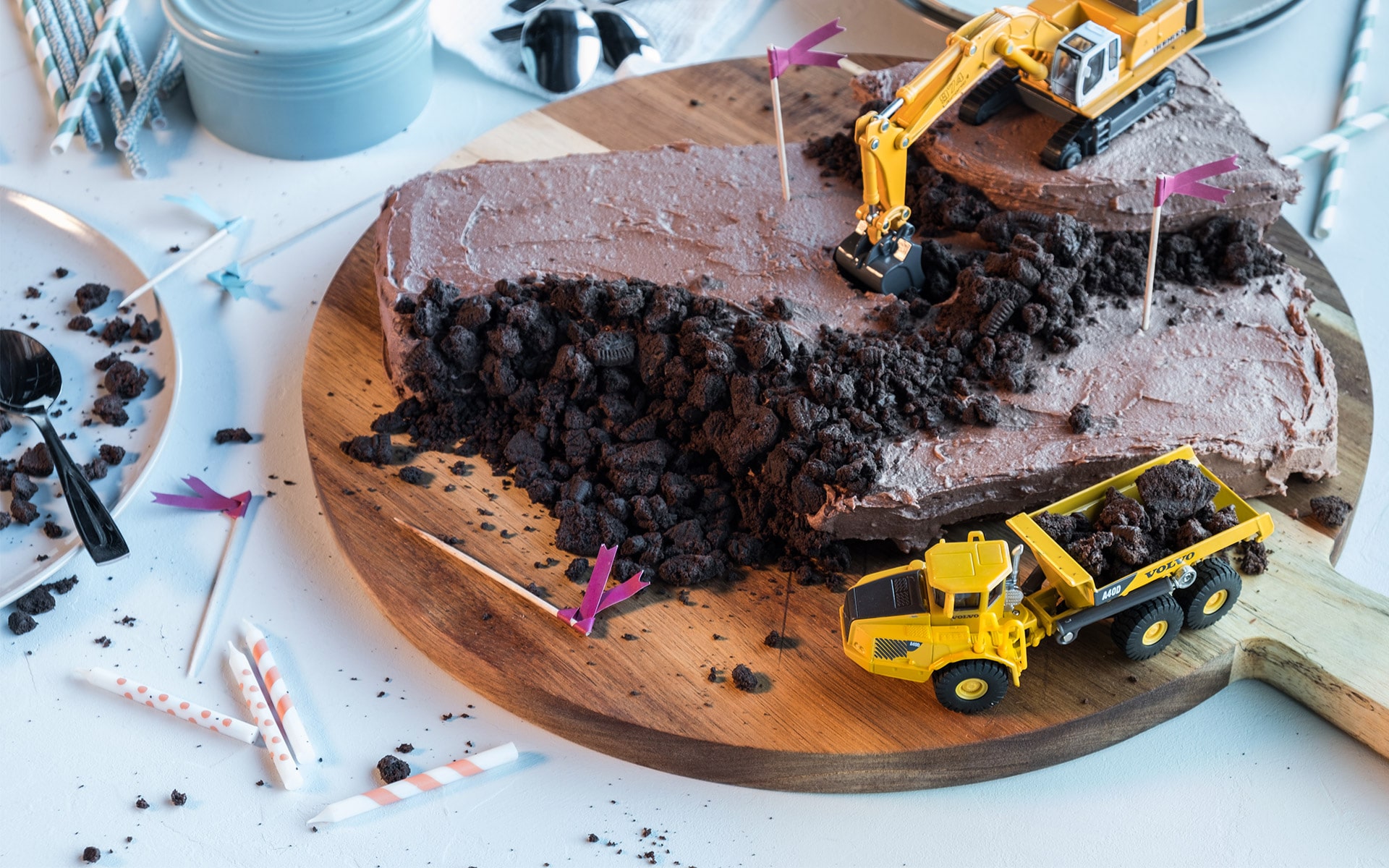Sjokoladekake med gravemaskin på toppen. Foto.