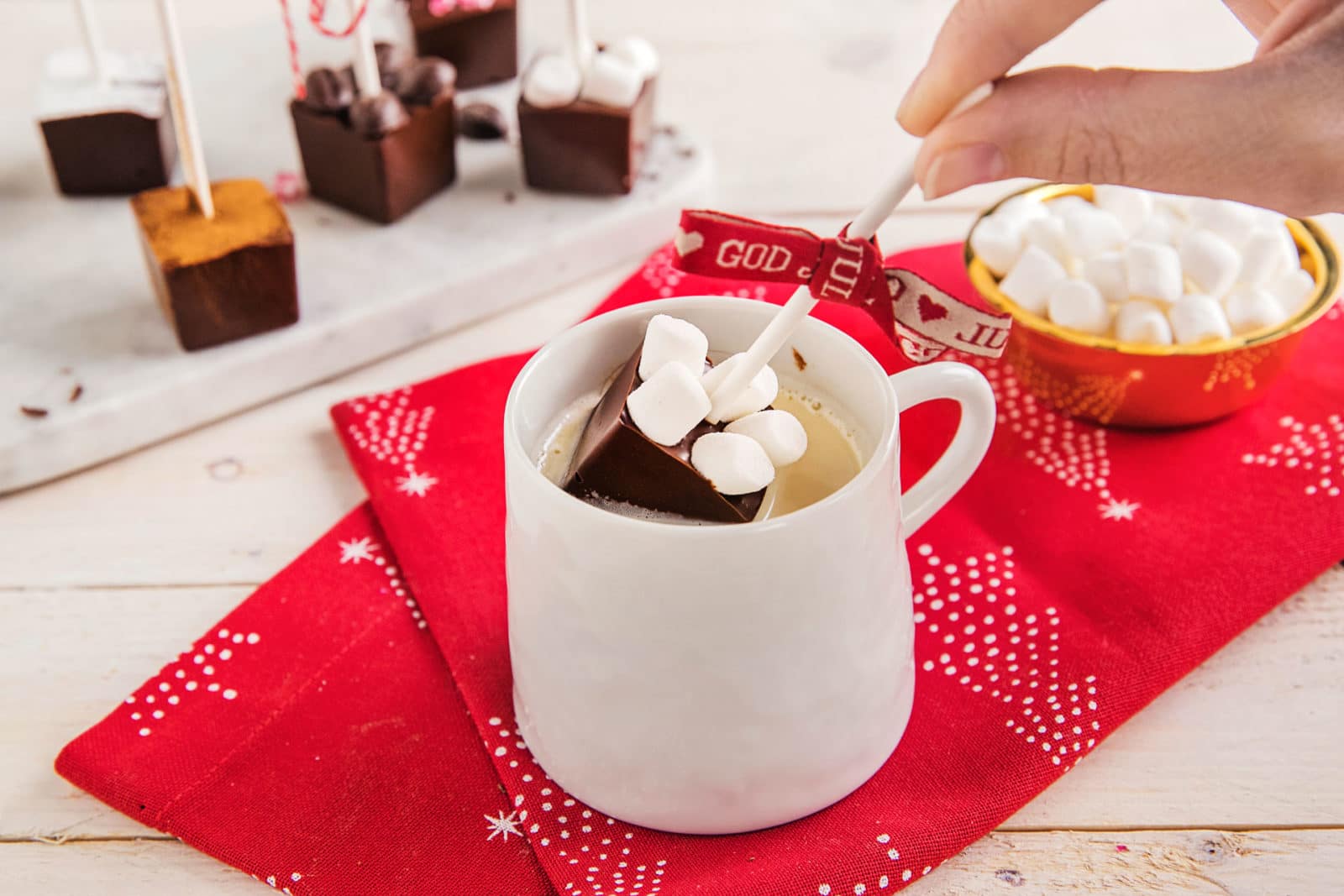 Kakao på pinne med marshmallows. Foto.