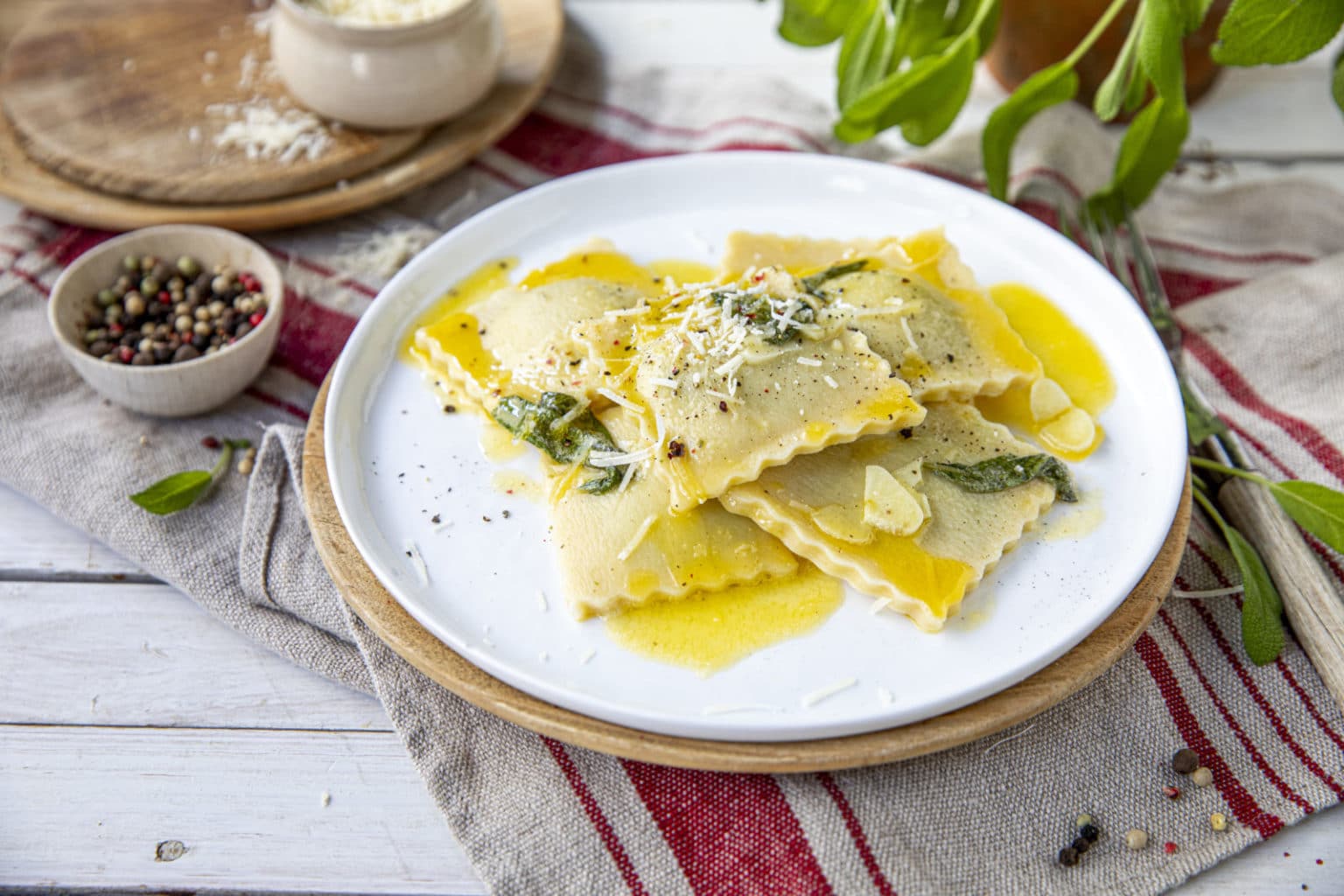 Ravioli med ricotta og spinat i salviesaus – Olivero