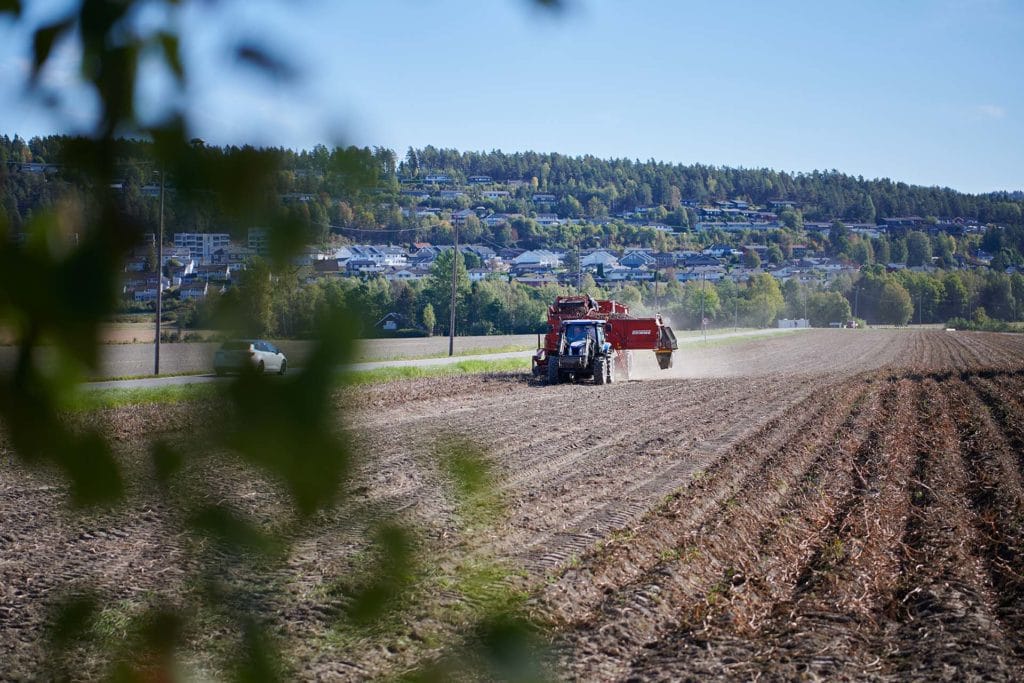 traktor i potetåker