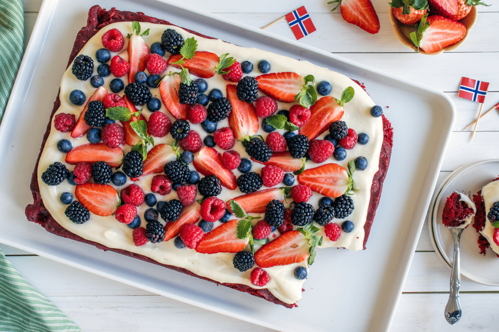 red velvet i langpanne pyntet med bær