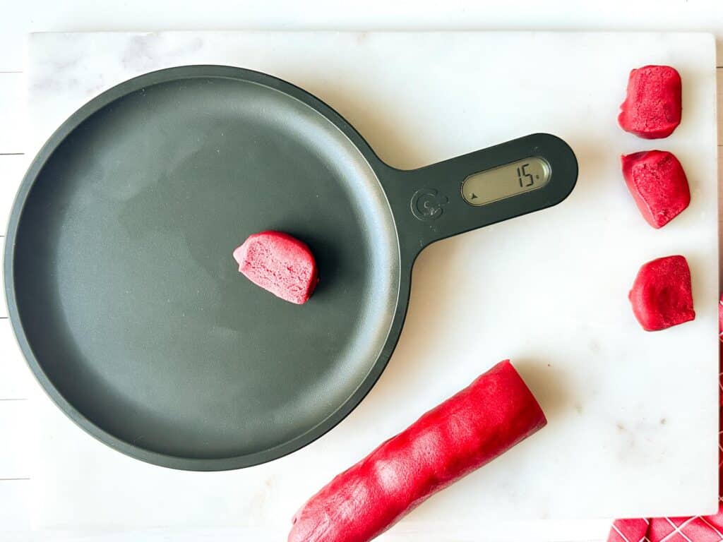 rød deig deles og veies på vekt