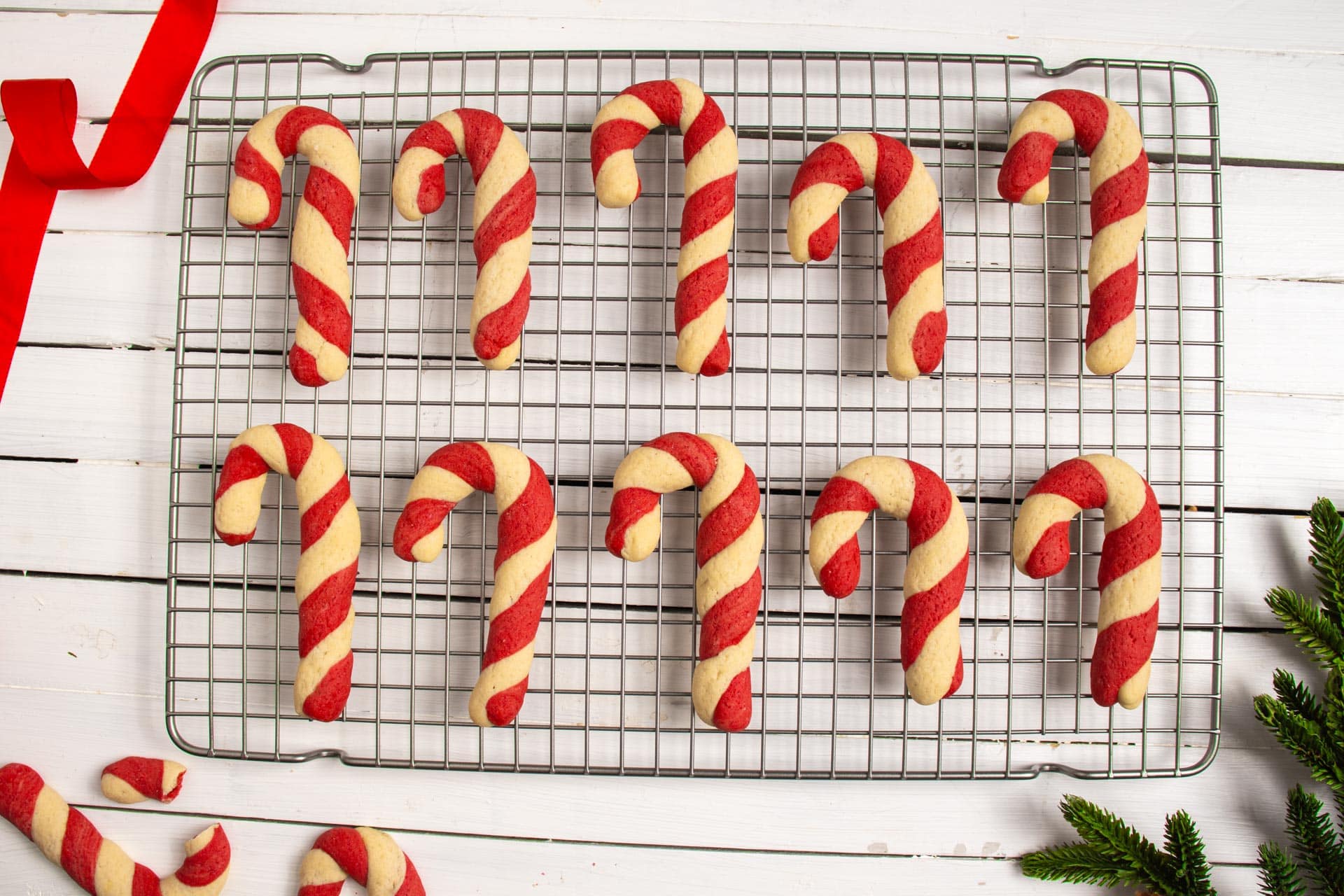 ferdig stekte candy cane cookies på rist