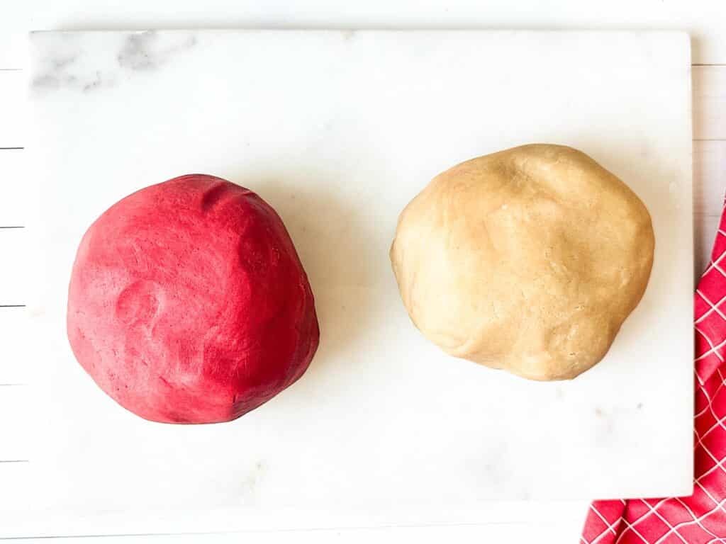 To deiger ferdig farget: en rød deig og en hvit deig 