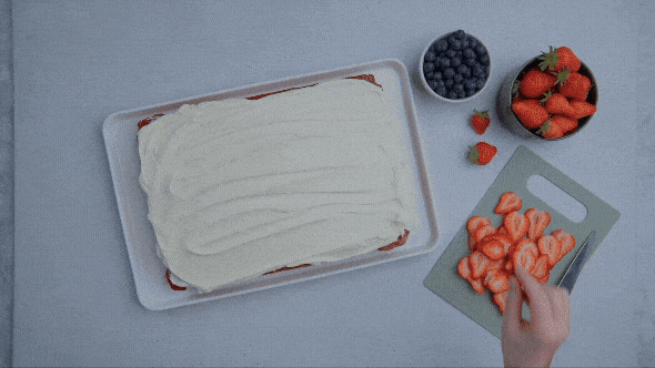 pynting av kake med blomster av jordbær