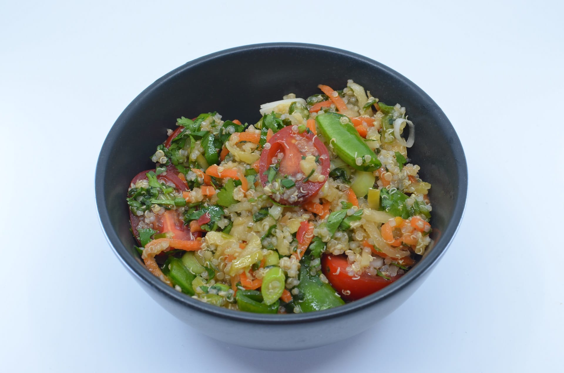 Asiatisk quinoaslat med vårløk, sukkererter og cherrytomat