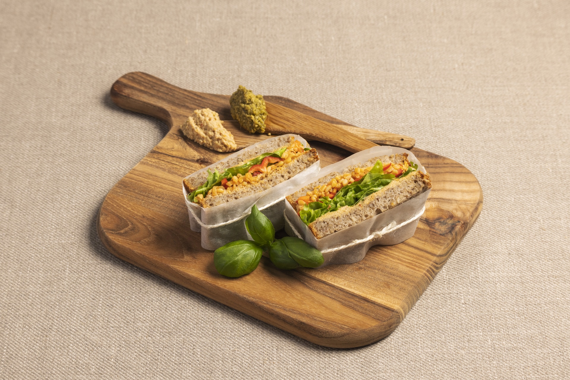 dobbeldekker sandwich med grønnsaksposteipostei, syltet agurk og byggrynsalat
