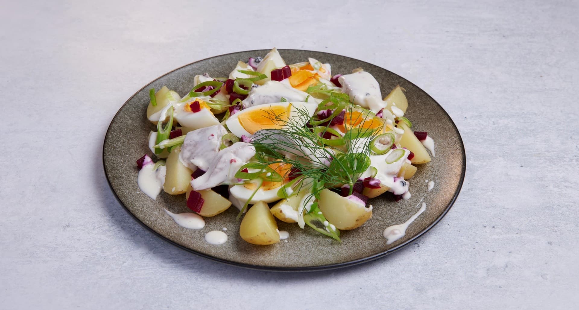 Salat med kremet sild, poteter og egg