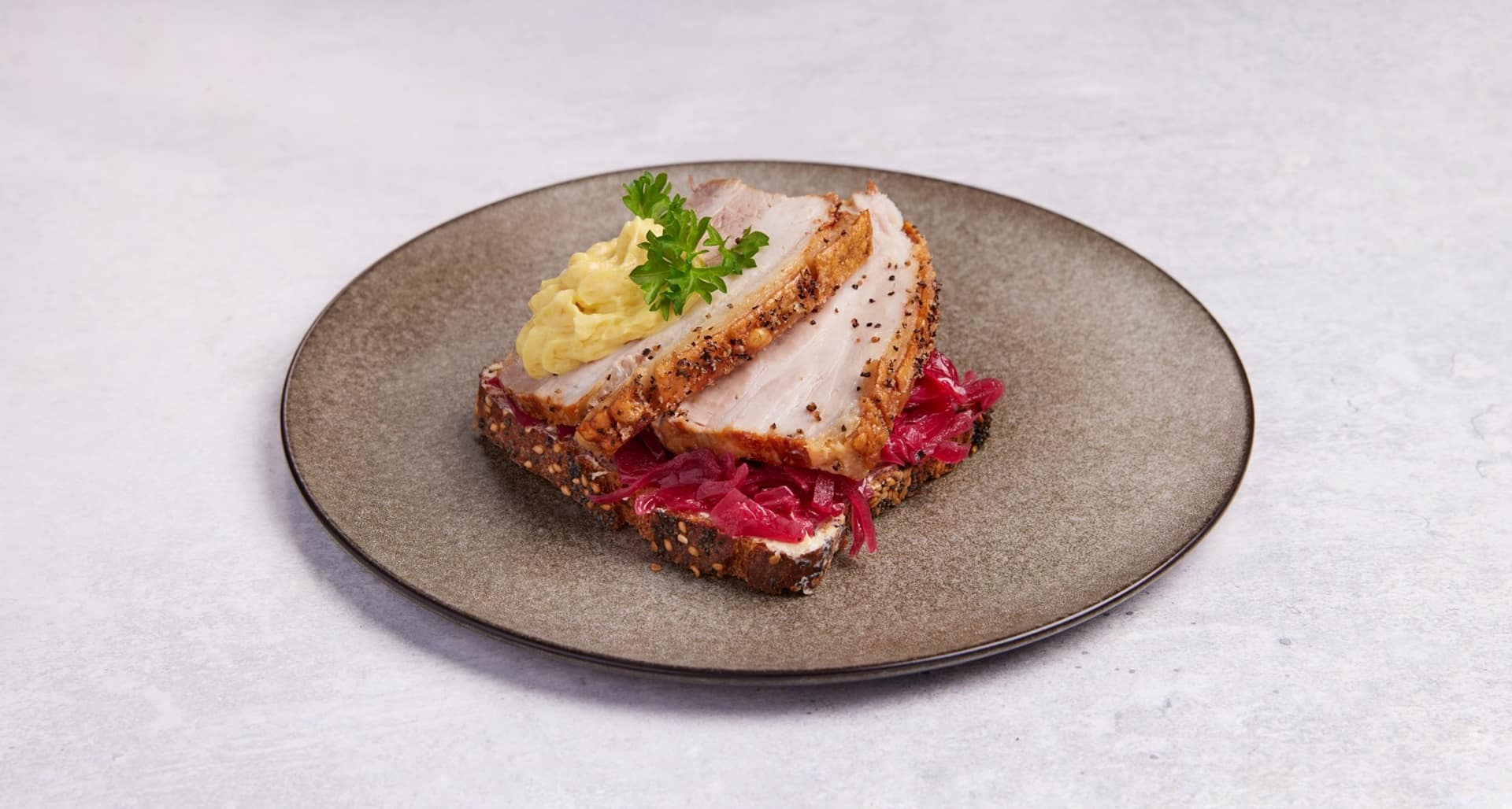 Ribbesmørbrød med dansk remulade og rødkål