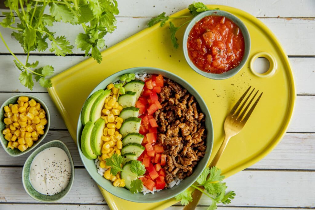 tacobolw med kjøttdeig, salsa, mais, rømme, avokado