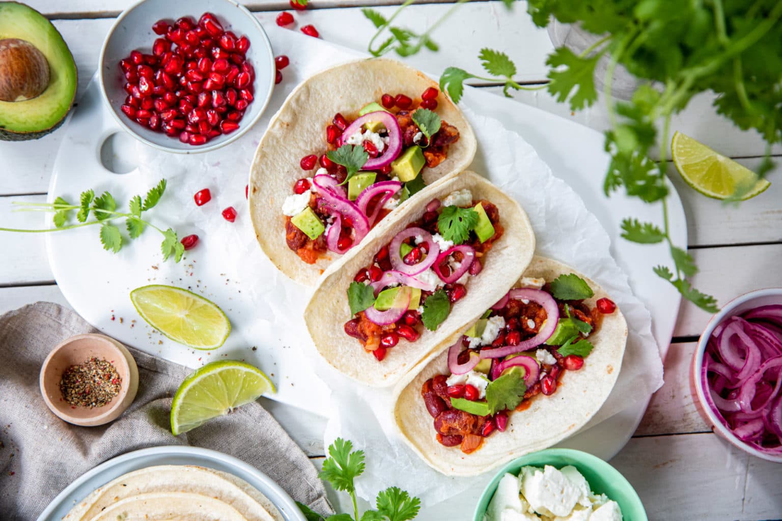 Taco med bønner, avokado, rødløk og granateple