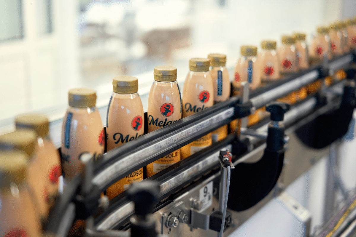 Melange flasker på linje