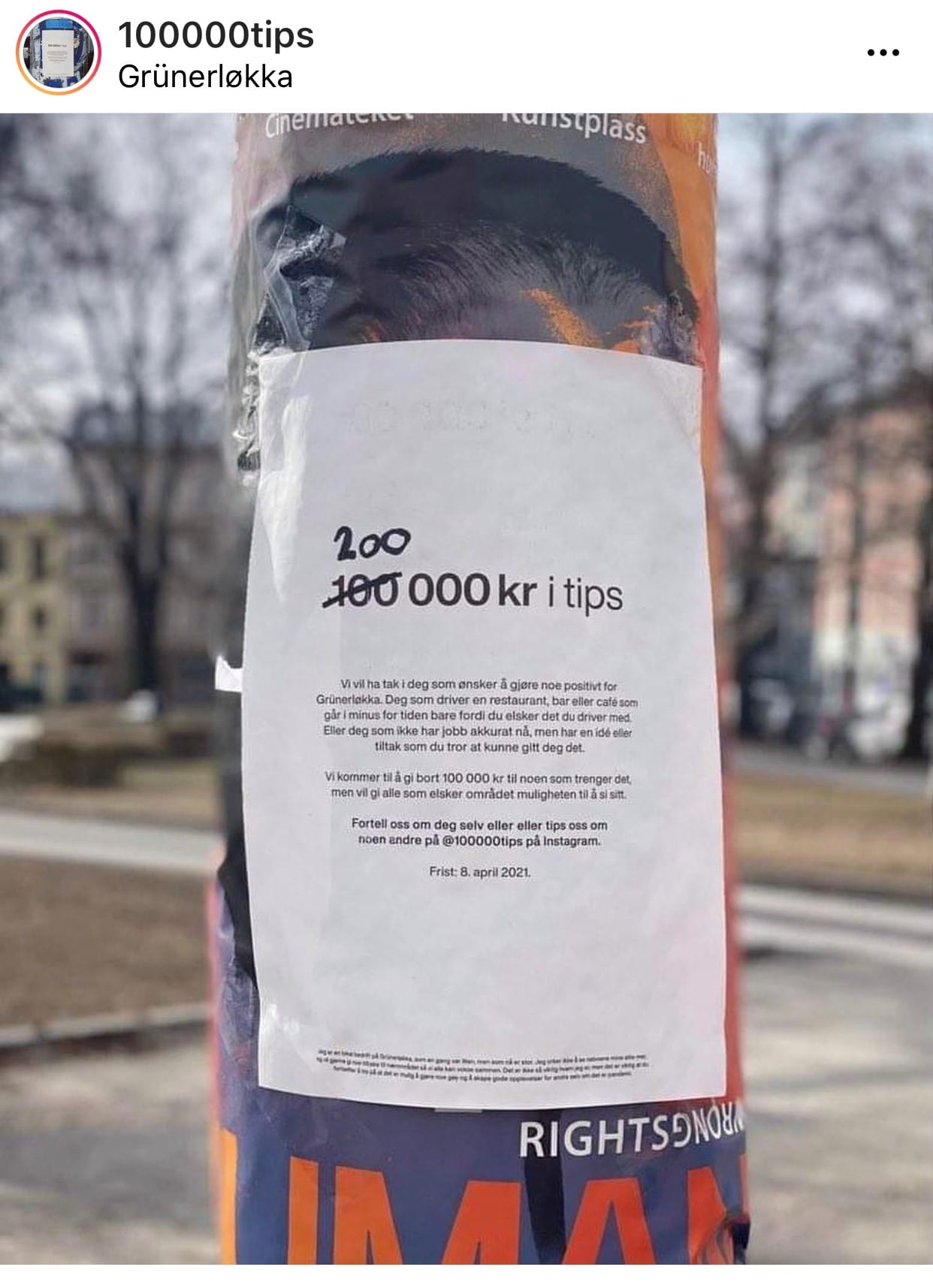 Plakat på stolpe med teksten "100 000 kr i tips"