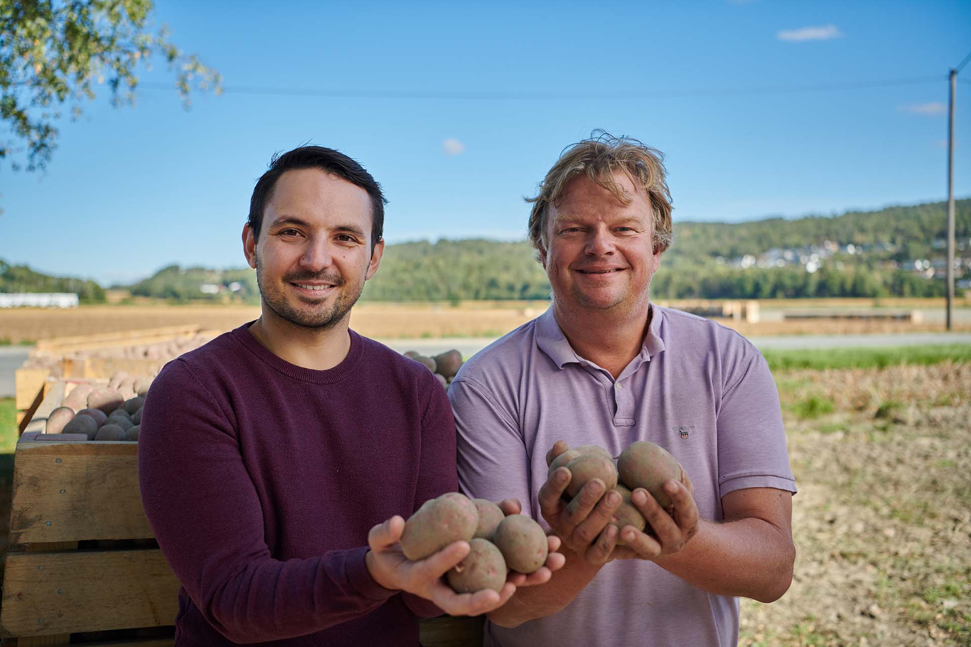 innkjøper i mills sammen med potetbonde som leverer poteter til Delikat potetsalat
