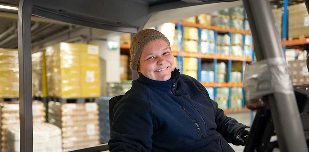 Jeanette Synnøve Linderud kjører truck på lageret til Mills i Fredrikstad