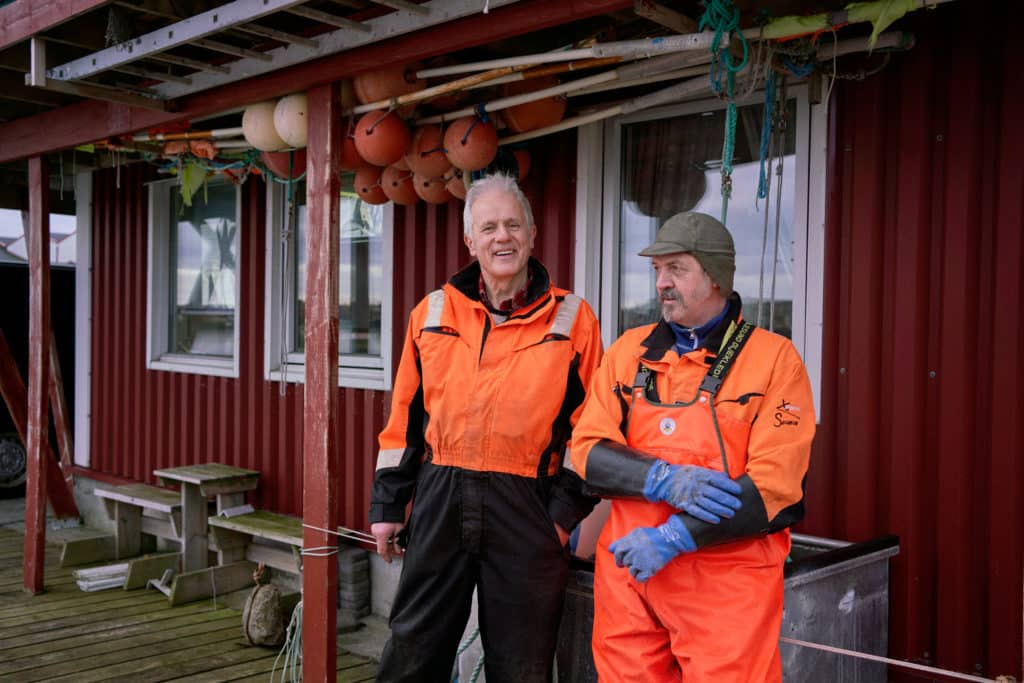 Jarle og Arne har levert skreirogn til Mills Kaviar i mange år. Her er de fotografert på kaia på Værøy i Lofoten.