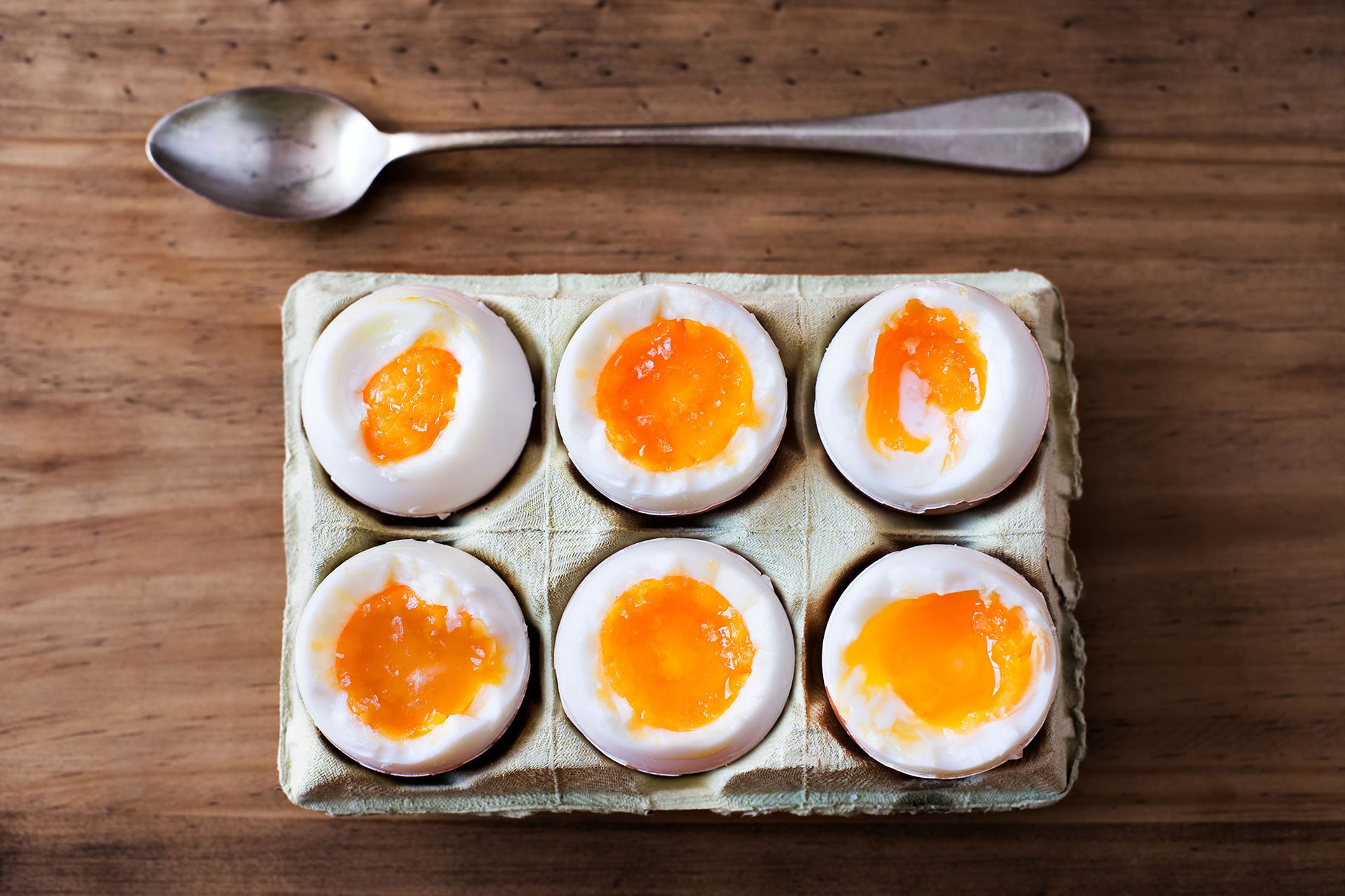 Seks bløtkokte egg i kartong. Foto.