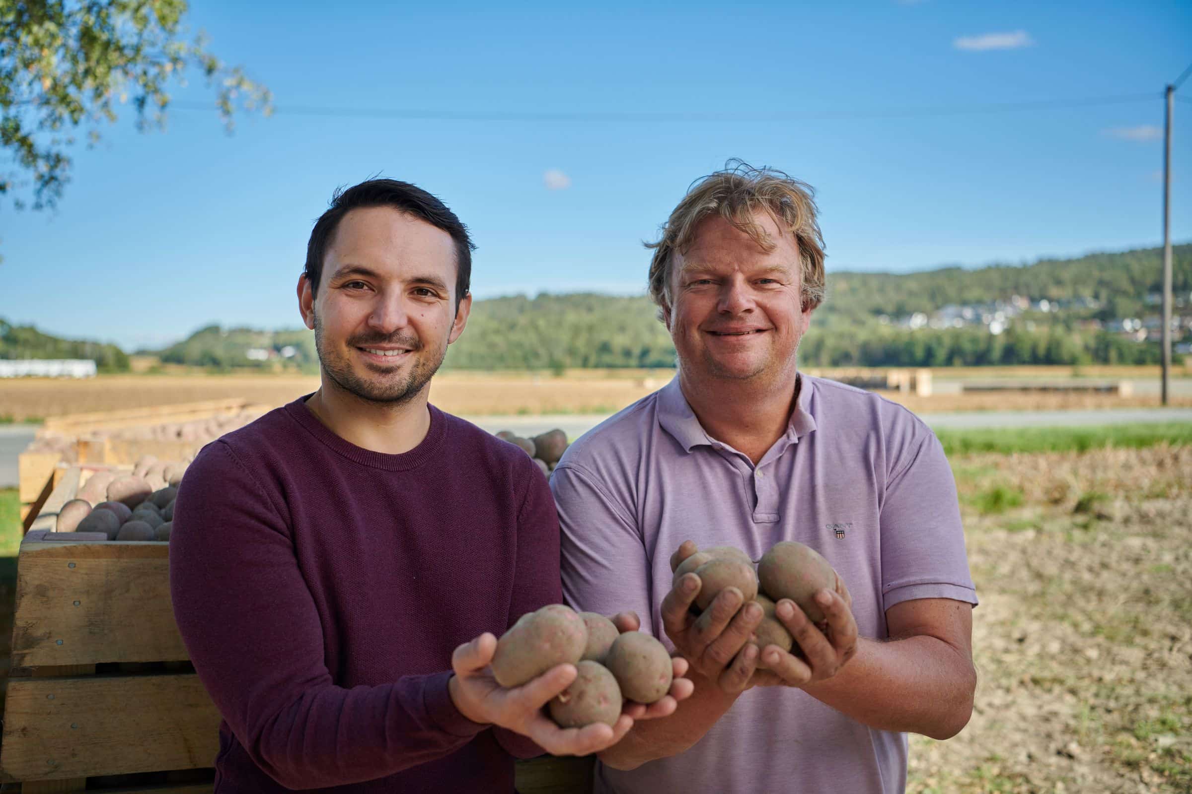 Innkjøper Antony og potetprodusent holder frem poteter