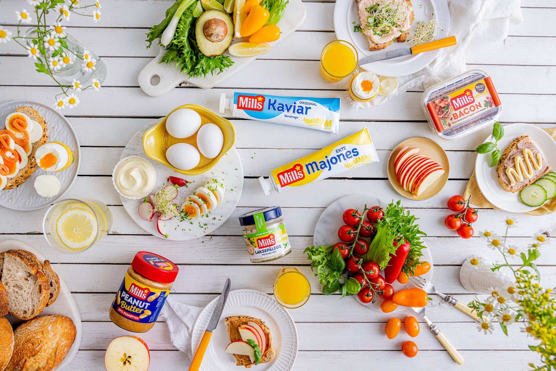 Frokostbord med ulike pålegg fra Mills: kaviar, majones, leverpostei og peanøttsmør.