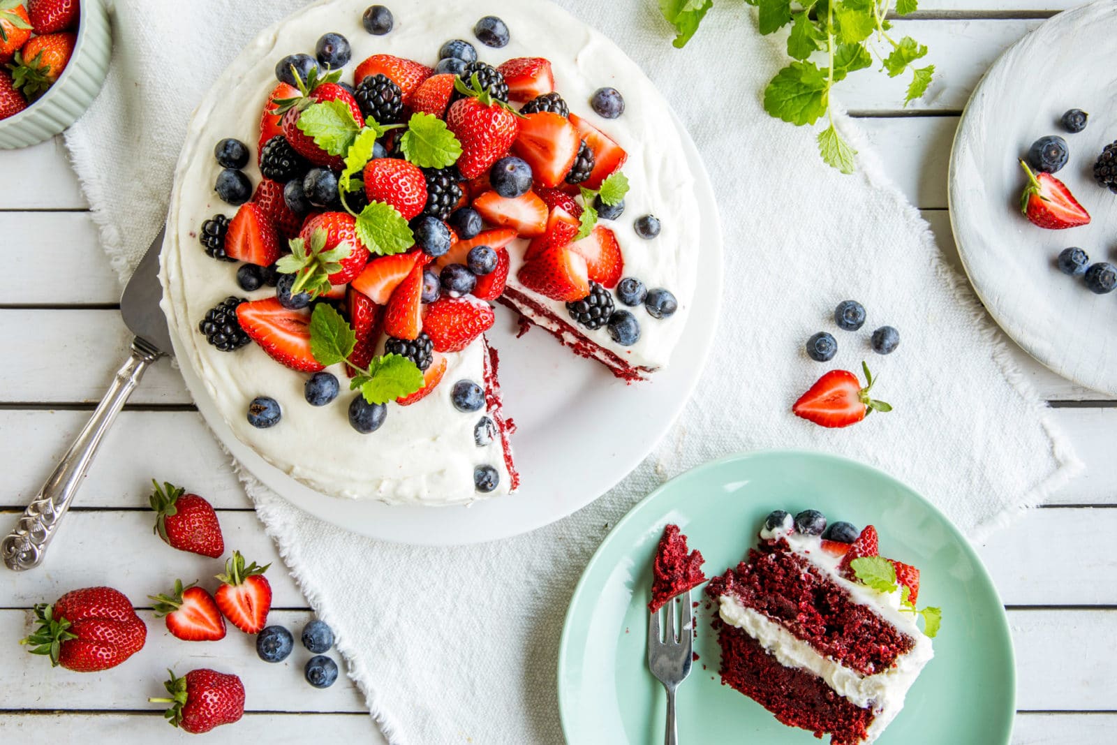 Red velvet-kake med ostekremglasur og bær
