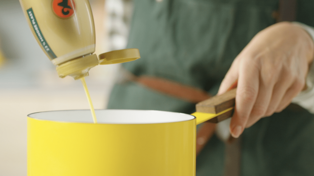 Melange sprutes i gul kjele