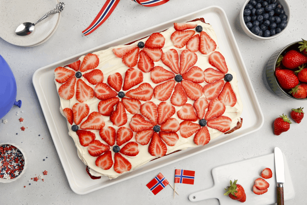 Rød marmorkake med kremostglasur i langpanne 