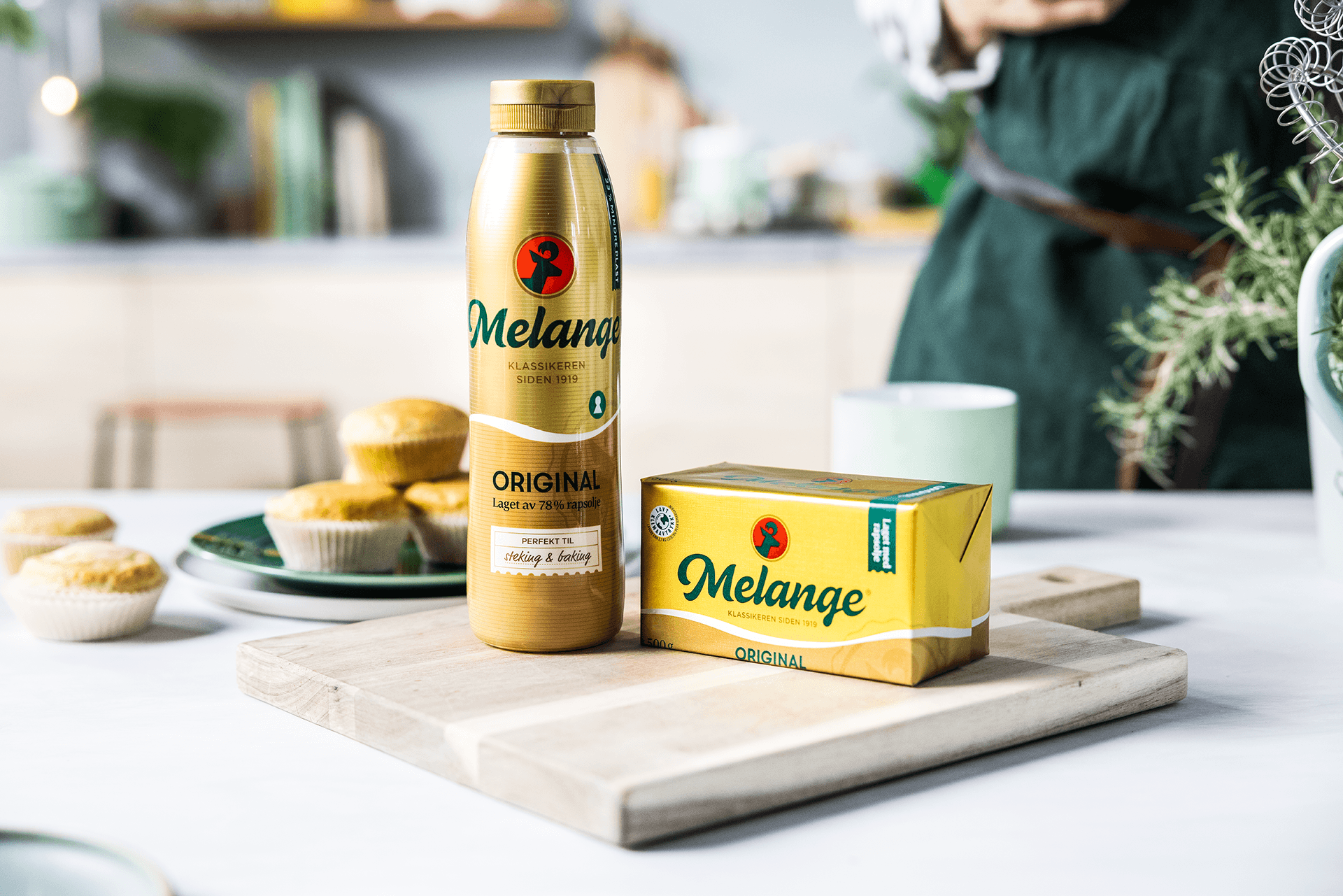 Melange i folie og flytende melange på en kjøkkebenk
