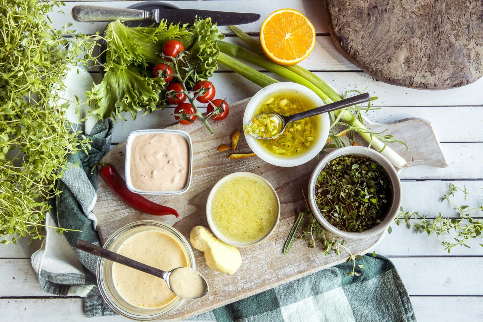 salatdressing - fem ulike typer i skåler