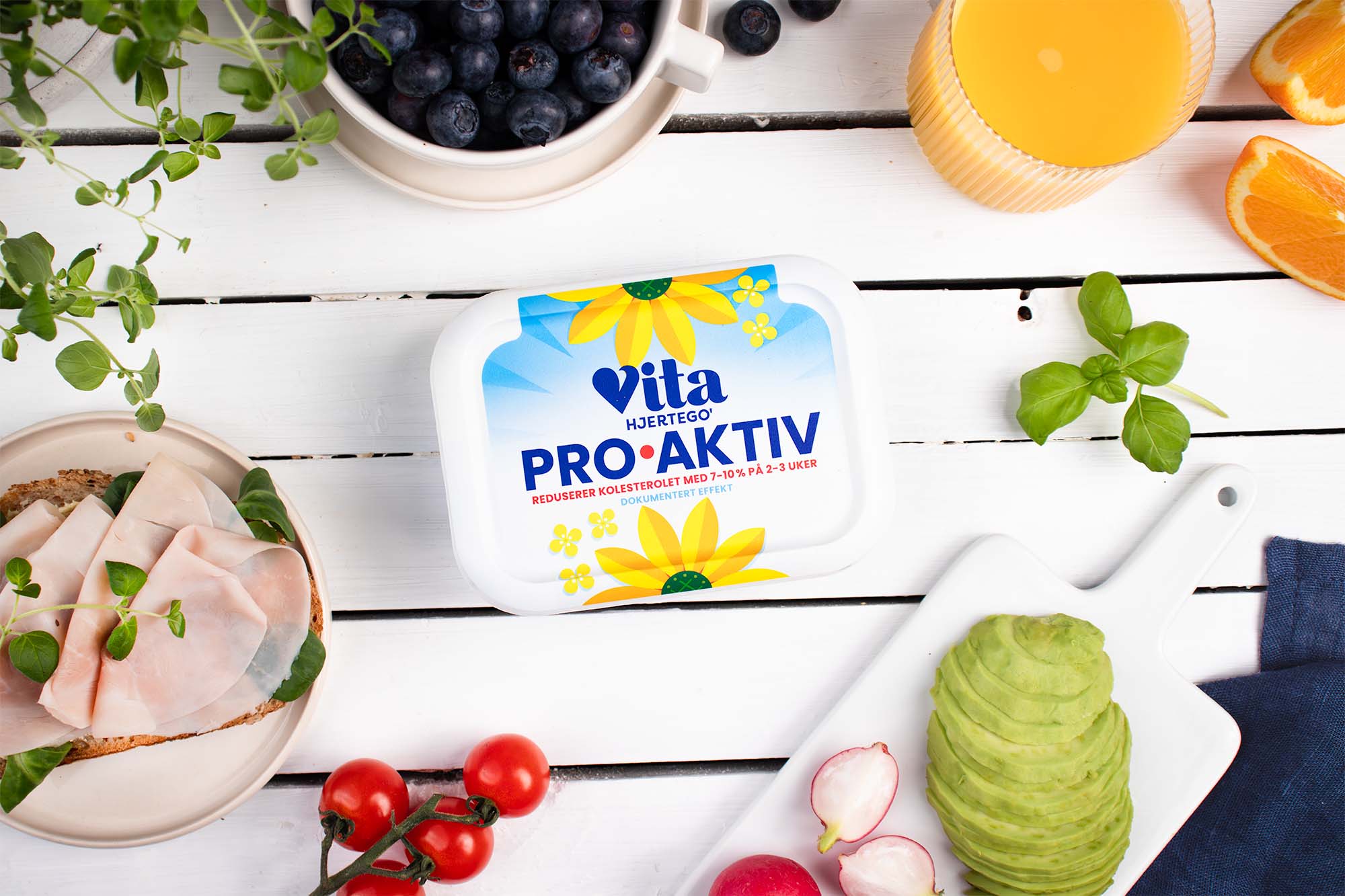 vita hjertego proaktiv omgitt av avokado, tomater, juice og blåbær