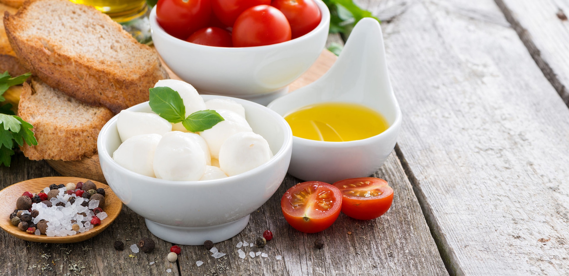 Mozzarella, tomat og olivenolje - vanlige ingredienser i middelhavskost