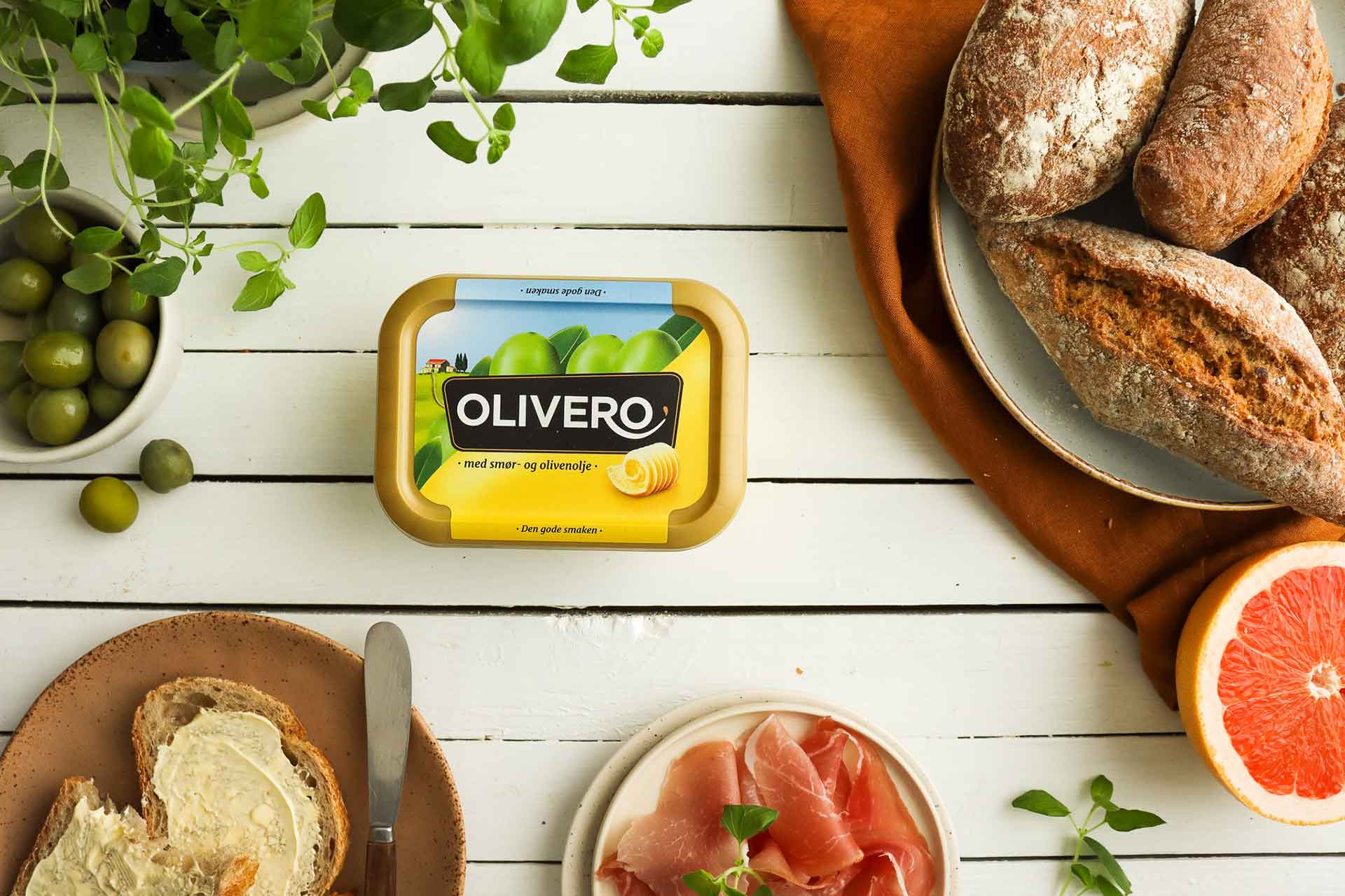 bord med olivero, tapas og brød
