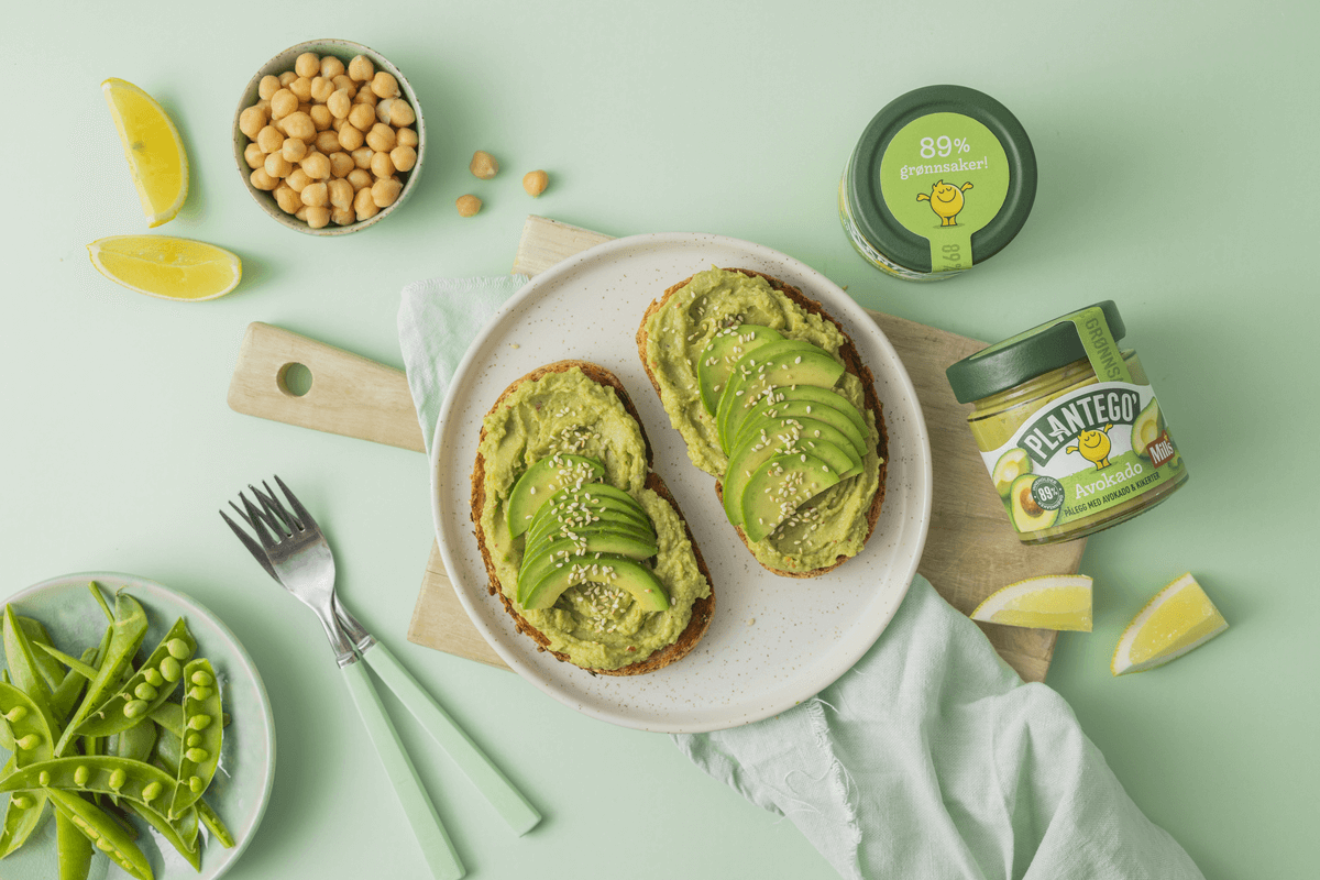 brødskiver med plantego avokado og kikert